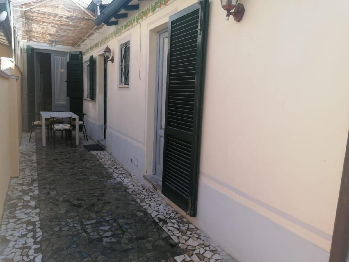 La Casina Giramondo Di Ele เวียเรจโจ ภายนอก รูปภาพ